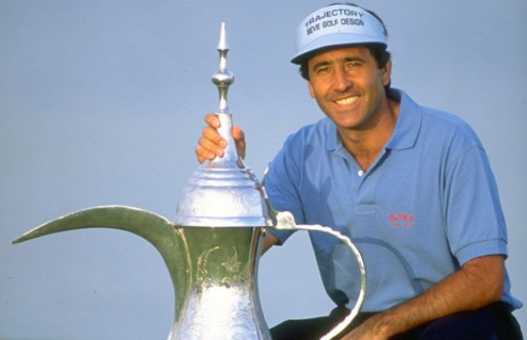 Seve Ballesteros junto a un trofeo